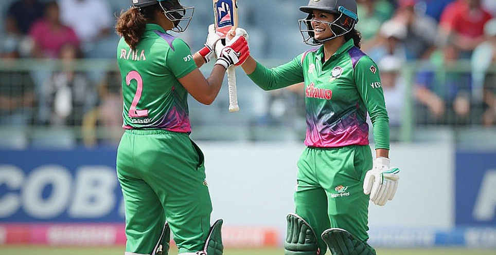शादाब का 97* से 111* तक: एक ओवर का लेजर, और '51 साल के रिकॉर्ड' की बकाया एंट्री शादाब का 97* से 111* तक: एक ओवर का लेजर, और '51 साल के रिकॉर्ड' की बकाया एंट्री